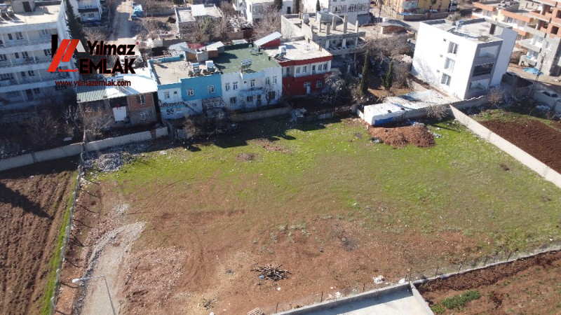 YILMAZ EMLAK'TAN MENDERES MAH. SATILIK 1281m² DOĞU CEPHELİ ARSA