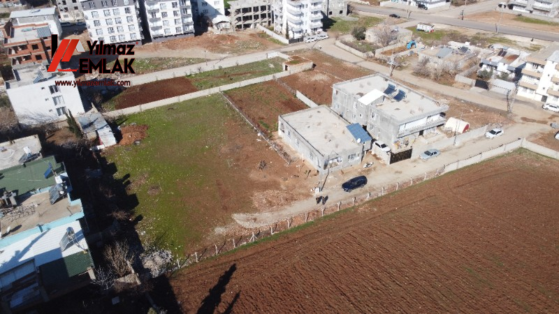 YILMAZ EMLAK'TAN MENDERES MAH. SATILIK 1281m² DOĞU CEPHELİ ARSA