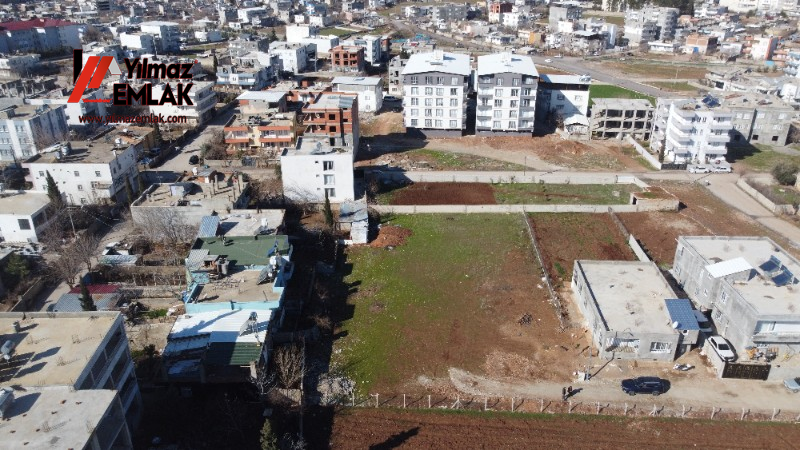 YILMAZ EMLAK'TAN MENDERES MAH. SATILIK 1281m² DOĞU CEPHELİ ARSA
