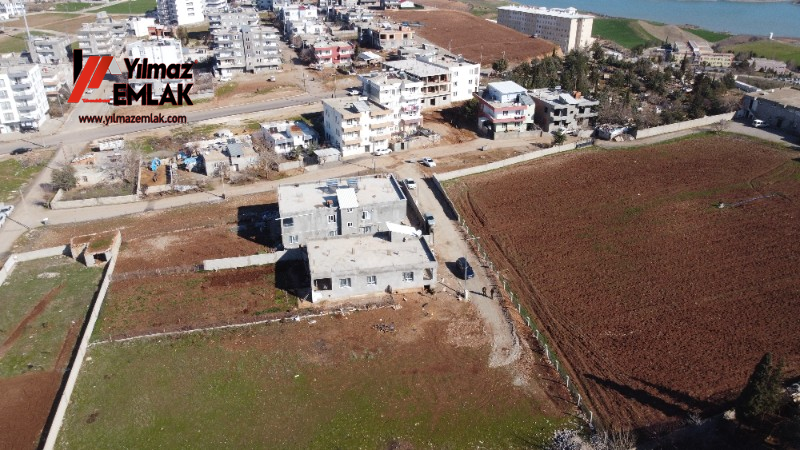 YILMAZ EMLAK'TAN MENDERES MAH. SATILIK 1281m² DOĞU CEPHELİ ARSA