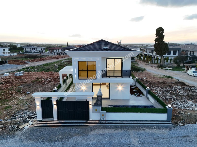 DİDİM HİSARDA LİMAN YOLUNA YAKIN HAVUZLU OTOPARKLI FIRSAT VİLLA