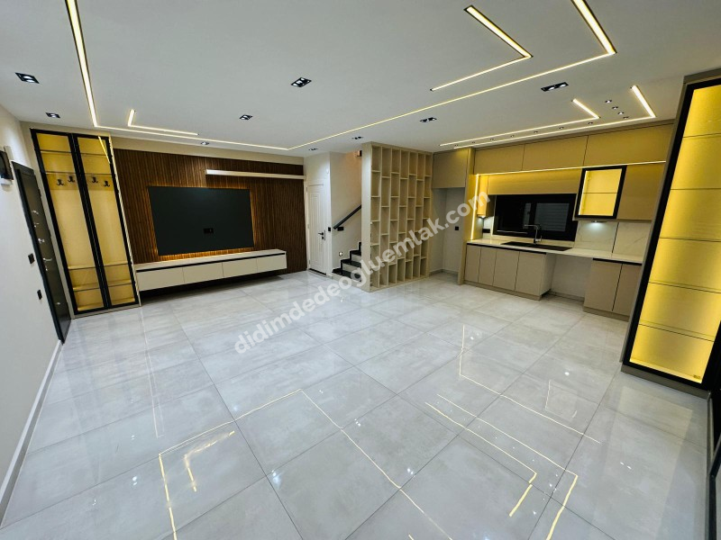 DİDİM HİSARDA LİMAN YOLUNA YAKIN HAVUZLU OTOPARKLI FIRSAT VİLLA