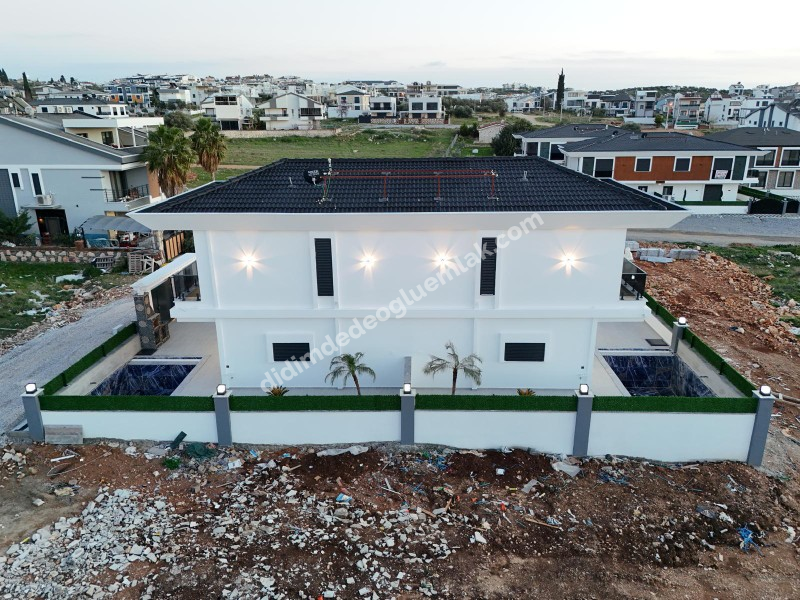 DİDİM HİSARDA LİMAN YOLUNA YAKIN HAVUZLU OTOPARKLI FIRSAT VİLLA
