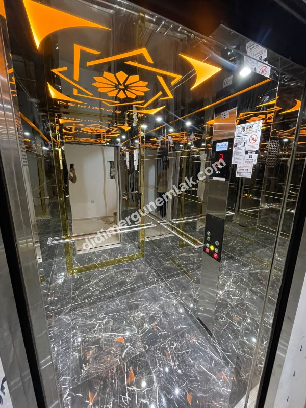 HİSAR MAHALLESİNDE ÖNÜ AÇIK CADDE ÜZERİNDE - ASANSÖRLÜ 2+1 SATILIK DAİRE