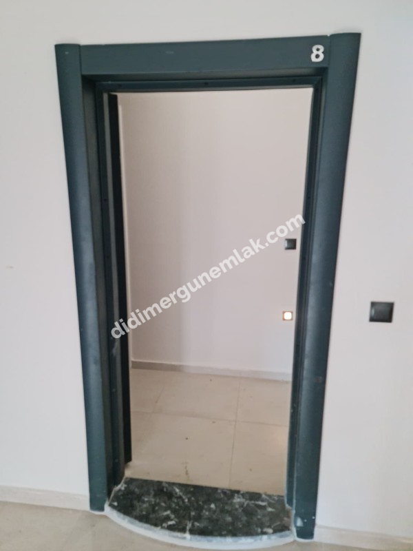 HİSAR MAHALLESİNDE ÖNÜ AÇIK CADDE ÜZERİNDE - ASANSÖRLÜ 2+1 SATILIK DAİRE