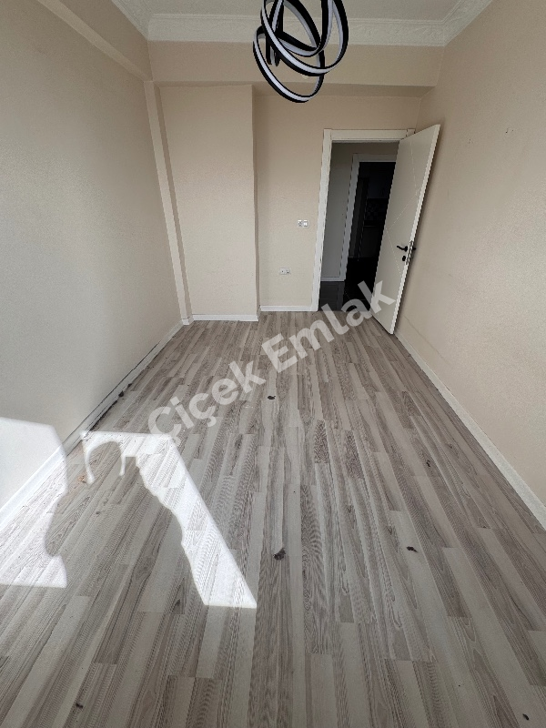 Yeşilpınar'da Otoparklı Yeni Bina'da 6.Kat Manzaralı 2+1 Satılık Daire