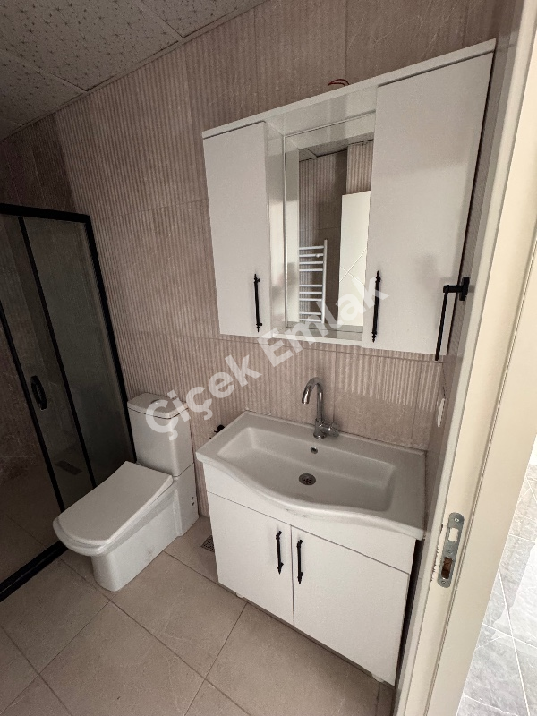 Yeşilpınar'da Otoparklı Yeni Bina'da 6.Kat Manzaralı 2+1 Satılık Daire