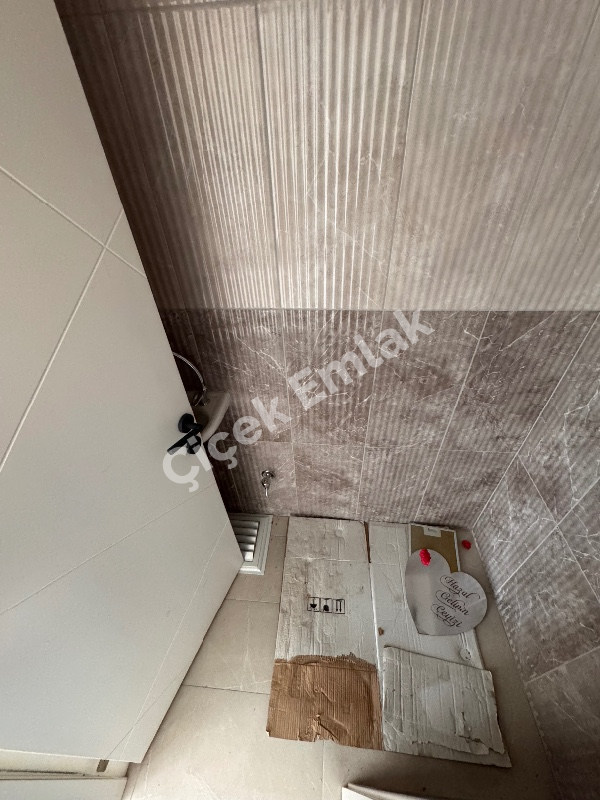 Yeşilpınar'da Otoparklı Yeni Bina'da 6.Kat Manzaralı 2+1 Satılık Daire