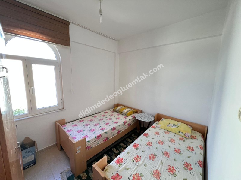 DİDİM ÇAMLIKTA DENİZE YÜRÜME MESAFESİNDE SATILIK 2+1 AYRI MUTFAK