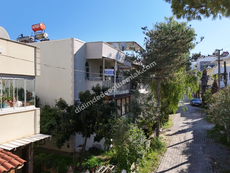 DİDİM ÇAMLIKTA DENİZE YÜRÜME MESAFESİNDE SATILIK 2+1 AYRI MUTFAK