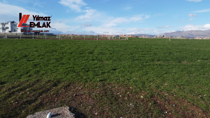 TURGUT ÖZAL MAHALLESİNDE SATILIK 382 m² KUZEY CEPHELİ ARSA