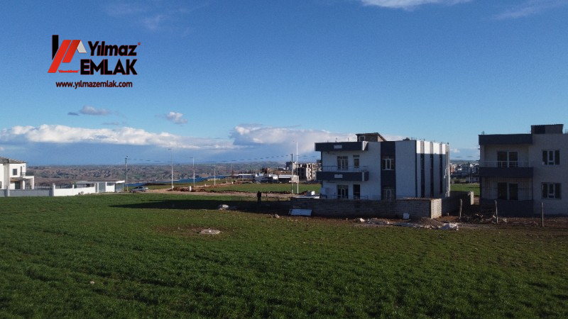 TURGUT ÖZAL MAHALLESİNDE SATILIK 382 m² KUZEY CEPHELİ ARSA
