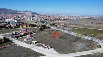 AFYON ÜÇOK EMLAKTAN ALİ İHSANPAŞA MAH. SATILIK 586M² KÖŞE KONUMLU ARSA 