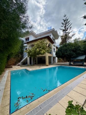 Girne Ciglos Bölgesinde Türk Tapulu, Özel Yüzme Havuzlu, 3+1 Satılık Villa