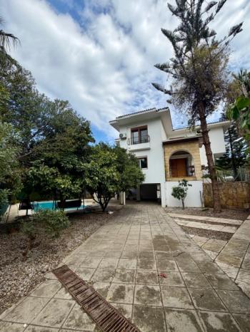 Girne Ciglos Bölgesinde Türk Tapulu, Özel Yüzme Havuzlu, 3+1 Satılık Villa