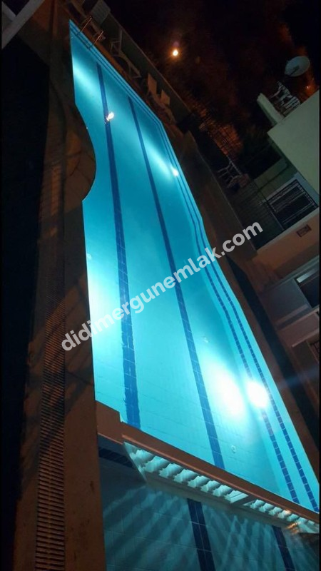 DİDİM ALTINKUM MAHALLESİ' NDE HAVUZLU SİTE İÇERİSİNDE ASANSÖRLÜ 2. KATTA 2+1 EŞYALI SATILIK DAİRE