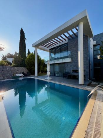 Girne Ozanköy'de Türk Malı, Özel Yüzme Havuzlu, 3+1, Modern Tasarım Satılık Villa
