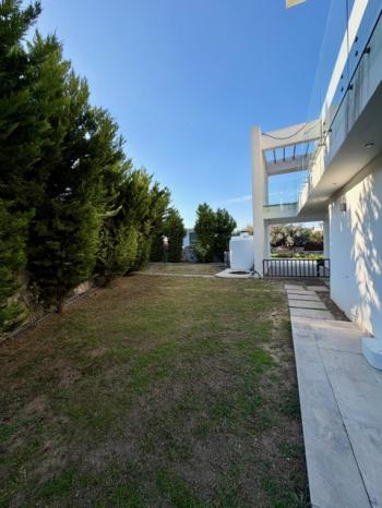 Girne Ozanköy'de Türk Malı, Özel Yüzme Havuzlu, 3+1, Modern Tasarım Satılık Villa