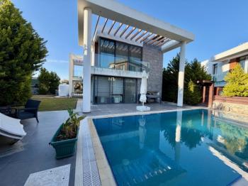 Girne Ozanköy'de Türk Malı, Özel Yüzme Havuzlu, 3+1, Modern Tasarım Satılık Villa