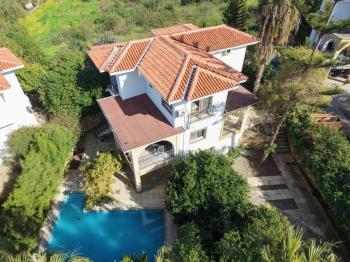 Girne Ciglos Bölgesinde Türk Tapulu, Özel Yüzme Havuzlu, 3+1 Satılık Villa