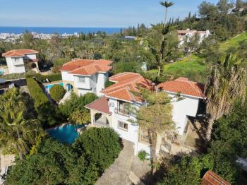 Girne Ciglos Bölgesinde Türk Tapulu, Özel Yüzme Havuzlu, 3+1 Satılık Villa