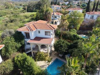 Girne Ciglos Bölgesinde Türk Tapulu, Özel Yüzme Havuzlu, 3+1 Satılık Villa