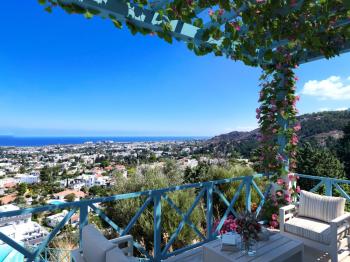 KKTC Girne Lapta'da Santorini Mimarisini Yaşayabileceğiniz Muhteşem Manzaralı Satılık 3+1 Ultra Lüks Tripleks Townhouse