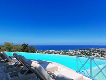 KKTC Girne Lapta'da Santorini Mimarisini Yaşayabileceğiniz Muhteşem Manzaralı Satılık 3+1 Ultra Lüks Tripleks Townhouse