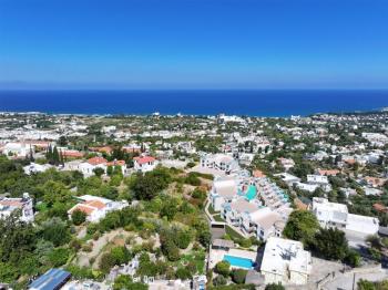 KKTC Girne Lapta'da Santorini Mimarisini Yaşayabileceğiniz Muhteşem Manzaralı Satılık 3+1 Ultra Lüks Tripleks Townhouse