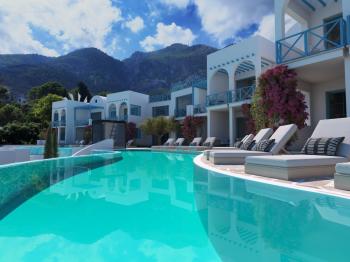 KKTC Girne Lapta'da Santorini Mimarisini Yaşayabileceğiniz Muhteşem Manzaralı Satılık 2+1 Ultra Lüks Daireler