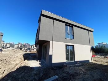 Güvenay - Çorum Üçtutlar Mahallesi Binevler 1. Caddesi Üzeri Satılık 6+1 Villa