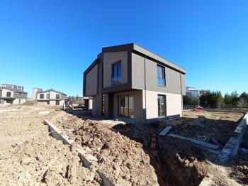 Güvenay - Çorum Üçtutlar Mahallesi Binevler 1. Caddesi Üzeri Satılık 6+1 Villa