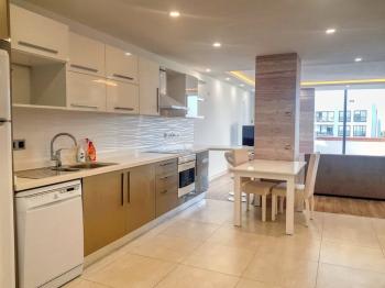 KKTC Girne Merkezde Site İçerisinde Deniz Manzaralı Satılık 2+1 Eşyalı Daire