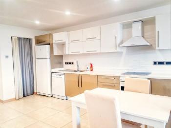 KKTC Girne Merkezde Site İçerisinde Deniz Manzaralı Satılık 2+1 Eşyalı Daire