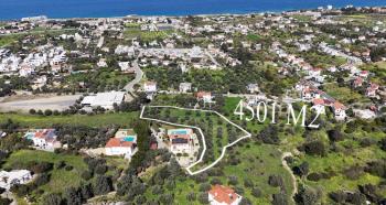 Kuzey Kıbrıs Lapta Bölgesinde Kesintisiz Deniz Manzaralı 4501 M2 Satılık Arazi 