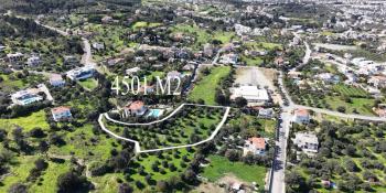 Kuzey Kıbrıs Lapta Bölgesinde Kesintisiz Deniz Manzaralı 4501 M2 Satılık Arazi 