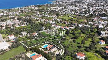 Kuzey Kıbrıs Lapta Bölgesinde Kesintisiz Deniz Manzaralı 4501 M2 Satılık Arazi 