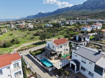 KKTC Girne Alsancak'ta Denize Yakın Satılık 4+1 Havuzlu Özel Villa