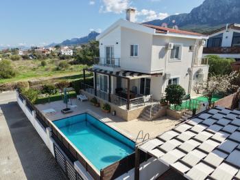 KKTC Girne Alsancak'ta Denize Yakın Satılık 4+1 Havuzlu Özel Villa