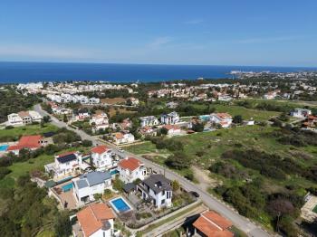 KKTC Girne Alsancak'ta Denize Yakın Satılık 4+1 Havuzlu Özel Villa