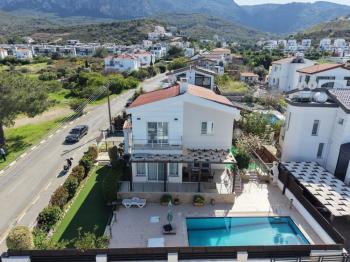 KKTC Girne Alsancak'ta Denize Yakın Satılık 4+1 Havuzlu Özel Villa