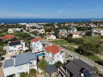 KKTC Girne Alsancak'ta Denize Yakın Satılık 4+1 Havuzlu Özel Villa