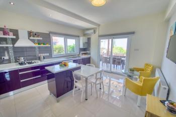 KKTC Girne Alsancak'ta Denize Yakın Satılık 4+1 Havuzlu Özel Villa