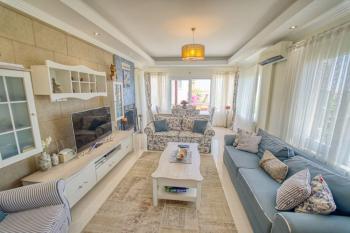 KKTC Girne Alsancak'ta Denize Yakın Satılık 4+1 Havuzlu Özel Villa