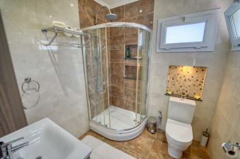 KKTC Girne Alsancak'ta Denize Yakın Satılık 4+1 Havuzlu Özel Villa