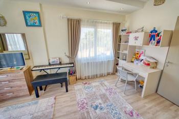 KKTC Girne Alsancak'ta Denize Yakın Satılık 4+1 Havuzlu Özel Villa