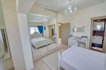 KKTC Girne Alsancak'ta Denize Yakın Satılık 4+1 Havuzlu Özel Villa