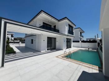 ARITMA YOLU ÜZERİNDE 330 M² ARSA İÇERİSİNDE ÖZEL HAVUZLU OTOPARKLI TAM MÜSTAKİL 4+1 AYRI MUTFAKLI AKILLI EV SİSTEMLİ LÜKS VİLLA 