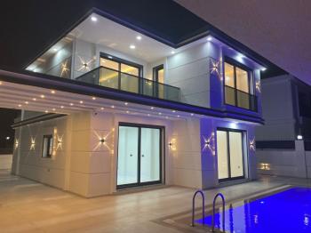 ARITMA YOLU ÜZERİNDE 330 M² ARSA İÇERİSİNDE ÖZEL HAVUZLU OTOPARKLI TAM MÜSTAKİL 4+1 AYRI MUTFAKLI AKILLI EV SİSTEMLİ LÜKS VİLLA 