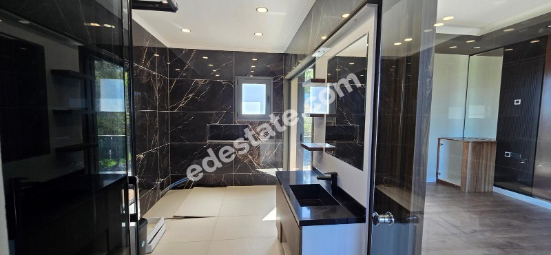 Girne Edremit Bölgesinde Ultra Lüks SATILIK 4+1 VİLLA